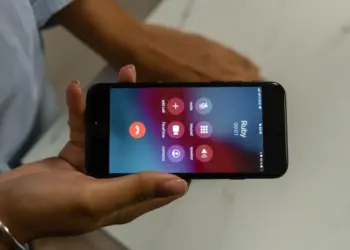 ¿Te llaman y nadie responde? Cómo la IA puede usar tu voz para estafarte