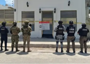 Seis cateos en Quintana Roo dejan cinco detenidos, una granada y droga asegurada