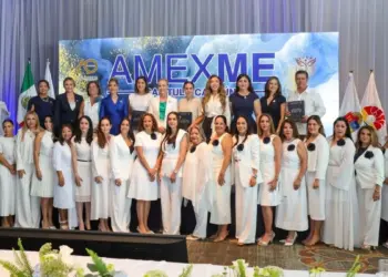 Ana Paty Peralta respalda a mujeres empresarias durante toma de protesta de AMEXME Cancun