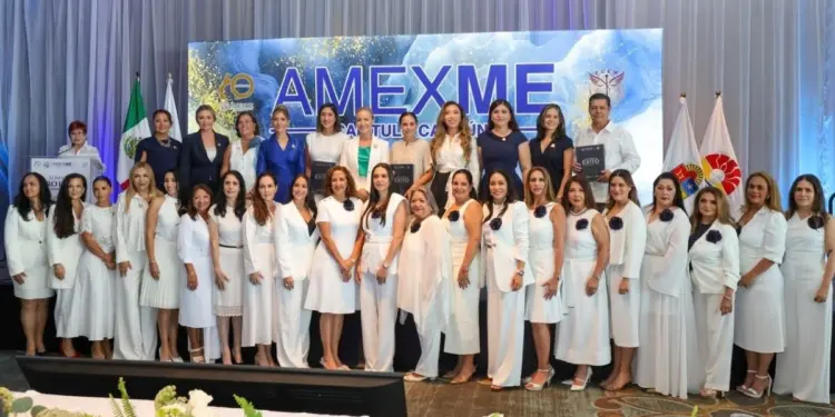 Ana Paty Peralta respalda a mujeres empresarias durante toma de protesta de AMEXME Cancun