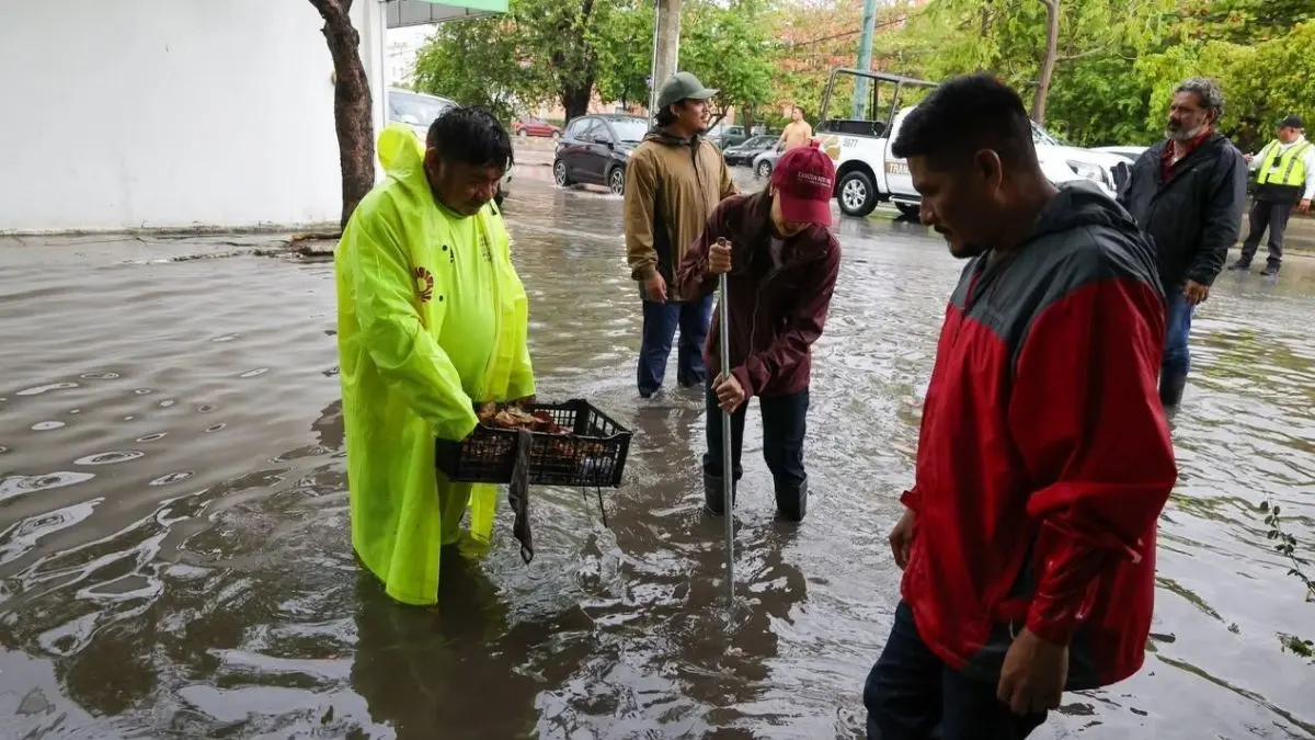 Ana Paty Peralta supervisa operativo por lluvias en Cancun