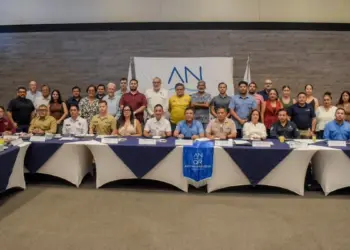 Encabeza Pablo Gutierrez mesa de trabajo para retirar embarcaciones abandonadas de la Laguna Nichupte