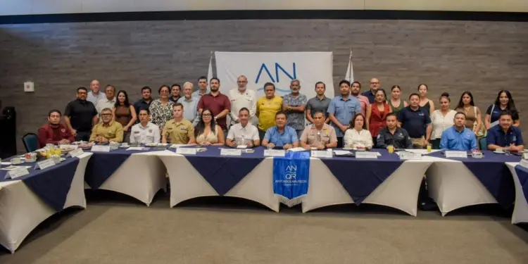Encabeza Pablo Gutierrez mesa de trabajo para retirar embarcaciones abandonadas de la Laguna Nichupte