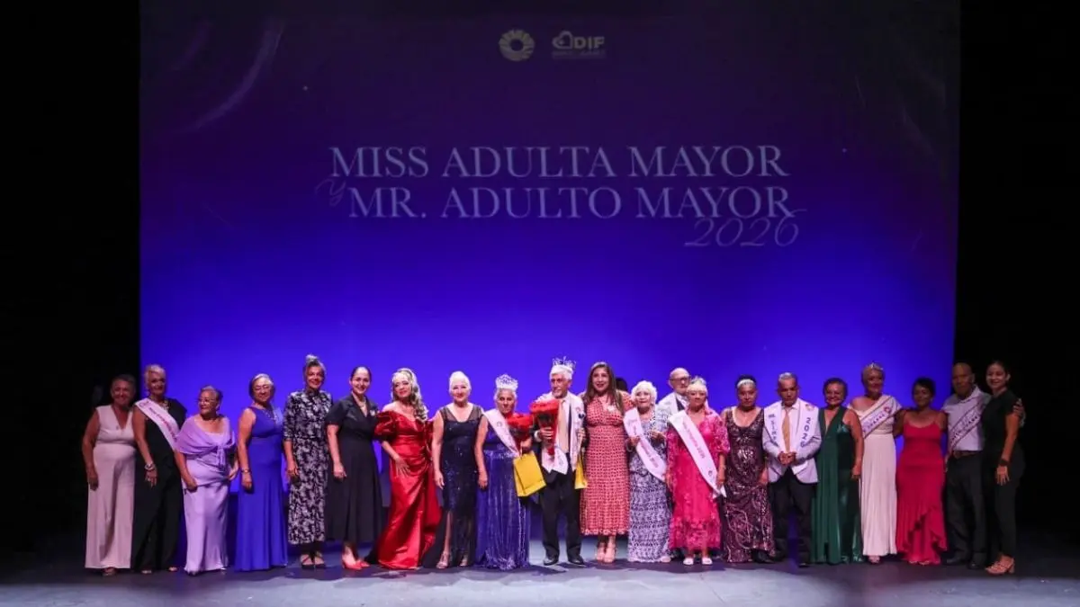 Entregan las coronas a los nuevos representantes Miss y Mr Adulto Mayor 2026