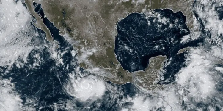 Huracan Polo vuelve a categoria 5 y provoca lluvias intensas en el Pacifico mexicano