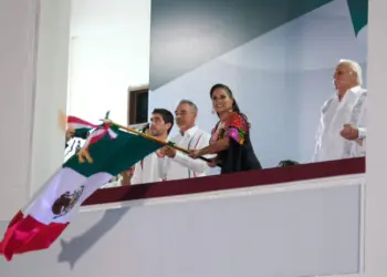 Mara Lezama da el Grito ante más de 12 mil personas en la Explanada de la Bandera de Chetumal