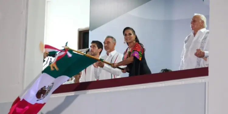 Mara Lezama da el Grito ante más de 12 mil personas en la Explanada de la Bandera de Chetumal