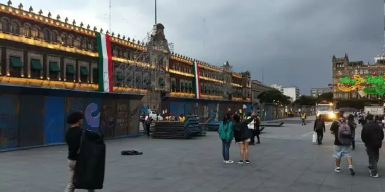 Marcha por Ayotzinapa 2026 blindan Palacio Nacional previo a movilizacion