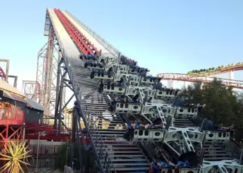 Mas de 100 personas alegan lesiones cerebrales tras subir a montaña rusa X2 de Six Flags