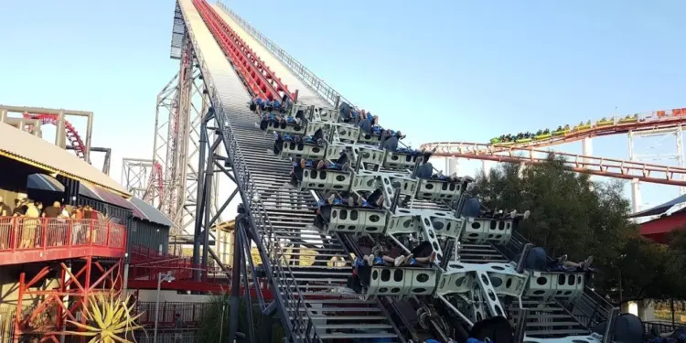 Mas de 100 personas alegan lesiones cerebrales tras subir a montaña rusa X2 de Six Flags