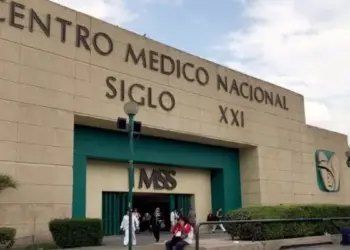 Muere adulto mayor tras caer del cuarto piso del Hospital Siglo XXI