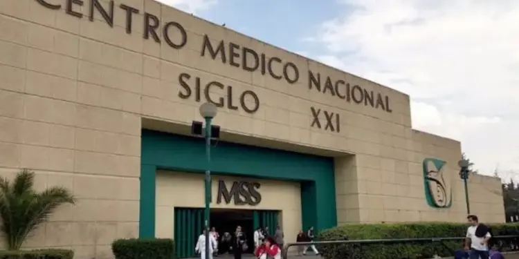 Muere adulto mayor tras caer del cuarto piso del Hospital Siglo XXI