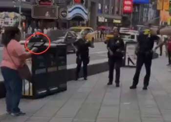 Policia de Nueva York dispara contra mujer tras apuñalamiento de dos personas en Times Square