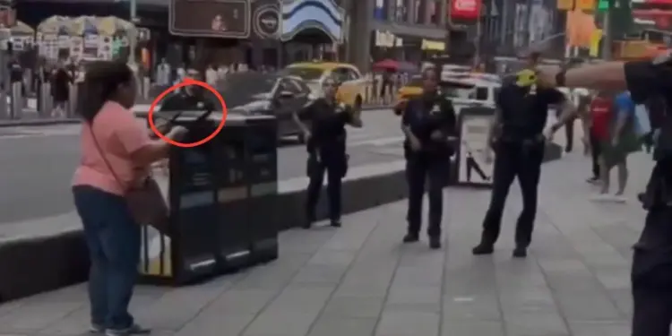Policia de Nueva York dispara contra mujer tras apuñalamiento de dos personas en Times Square