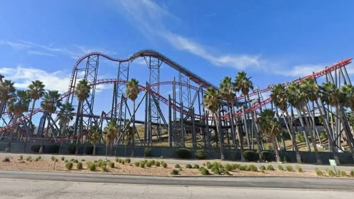 Que es la montaña rusa X2 de Six Flags