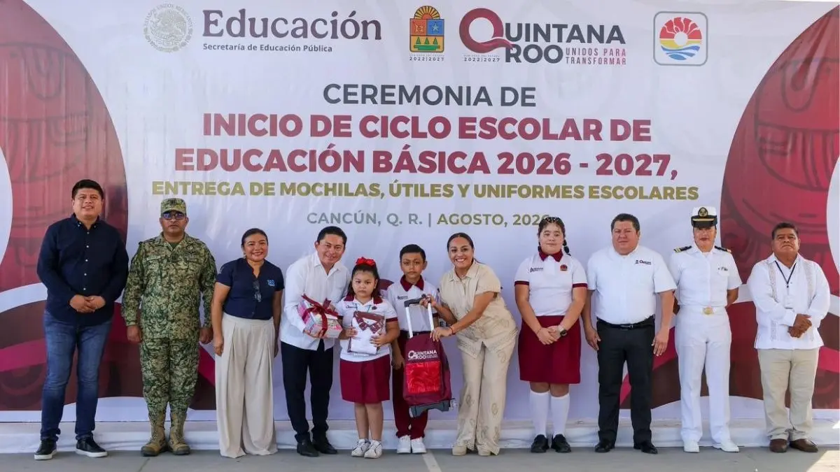 Realizan entrega de calzado escolar utiles uniformes y mochilas en Cancun