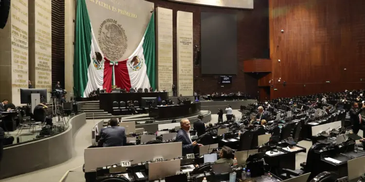 Avanza reforma para que candidatos renuncien a doble nacionalidad