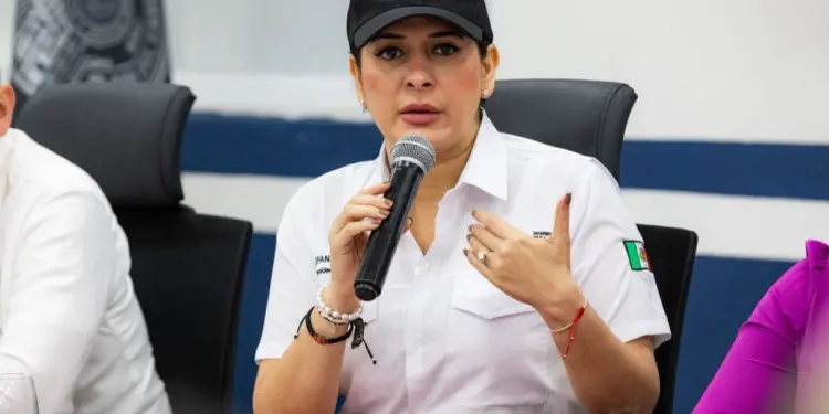 Estefanía Mercado, presidenta municipal de Playa del Carmen, en reunión sobre las finanzas del Ayuntamiento