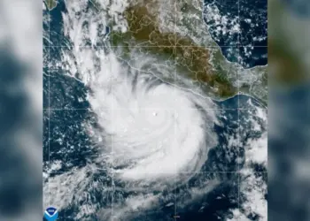 Huracán “Polo” se intensifica con vientos de 290 km/h; NHC lo califica como “extremadamente peligroso”