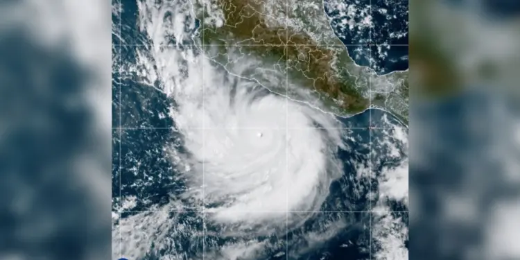 Huracán “Polo” se intensifica con vientos de 290 km/h; NHC lo califica como “extremadamente peligroso”