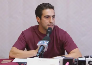 Gino Segura en conferencia de prensa en Chetumal como coordinador de Morena en Quintana Roo