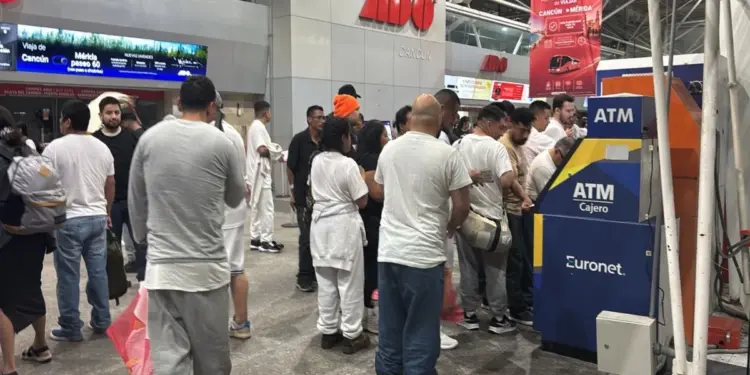 Deportados de Estados Unidos quedan varados en Cancún