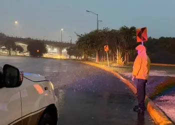 Lluvia pone en alerta vialidades y activa operativo en Cancún