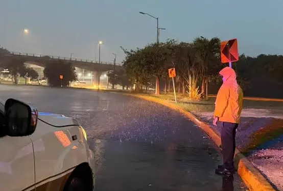 Lluvia pone en alerta vialidades y activa operativo en Cancún