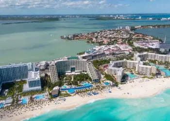 Vista aérea de la Zona Hotelera de Cancún con hoteles frente a la playa