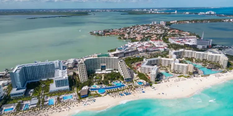 Vista aérea de la Zona Hotelera de Cancún con hoteles frente a la playa