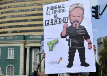Miles protestan en Colombia contra el gobierno de De la Espriella