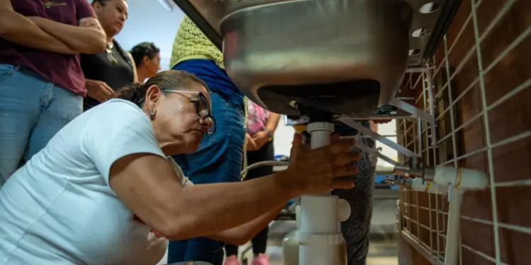 Aguakan fomenta la autonomía de mujeres en Cancún con taller de plomería
