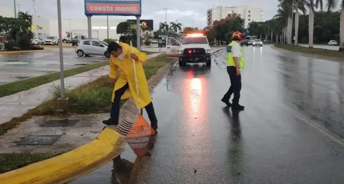 Brigadas en Playa del Carmen atienden encharcamientos por lluvias