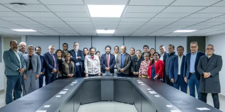 Sindicato del IMSS aprueba aumento salarial del 8%