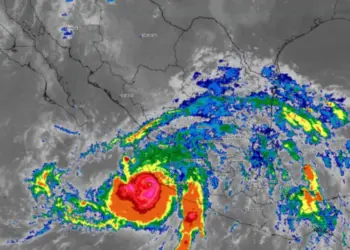 Huracán Simon se aleja de costas mexicanas, Gobierno pide no bajar la guardia