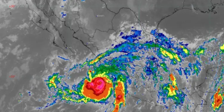 Huracán Simon se aleja de costas mexicanas, Gobierno pide no bajar la guardia