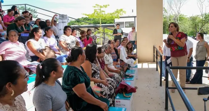 Mara Lezama entrega máquinas de coser para impulsar el autoempleo