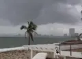 Cierre del aeropuerto de Puerto Vallarta por huracán Simon
