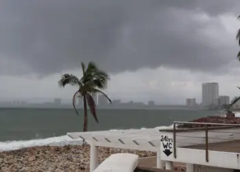 Cierre del aeropuerto de Puerto Vallarta por huracán Simon