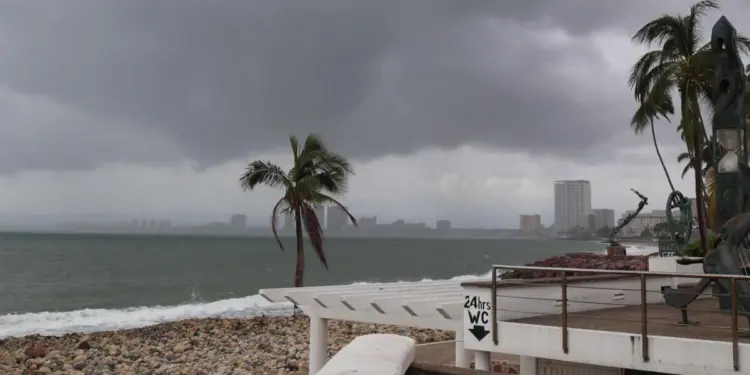 Cierre del aeropuerto de Puerto Vallarta por huracán Simon