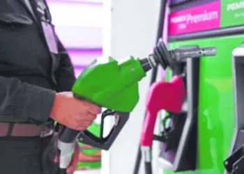 Gobierno y gasolineros acuerdan precio máximo de Magna hasta 2027