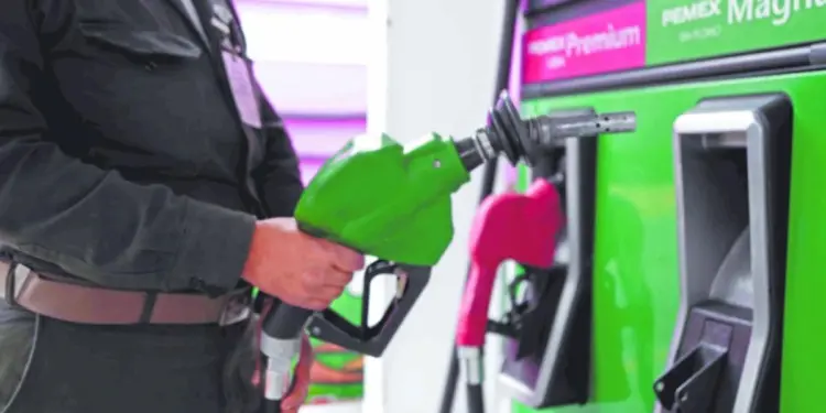 Gobierno y gasolineros acuerdan precio máximo de Magna hasta 2027