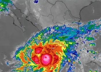 Huracán Simon se acerca a categoría 5 en el Pacífico mexicano