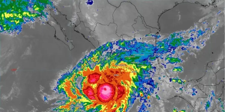 Huracán Simon se acerca a categoría 5 en el Pacífico mexicano