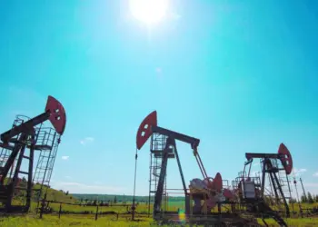 Precios del petróleo caen por diálogo entre EU e Irán