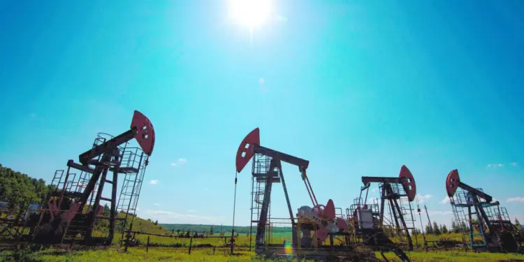 Precios del petróleo caen por diálogo entre EU e Irán