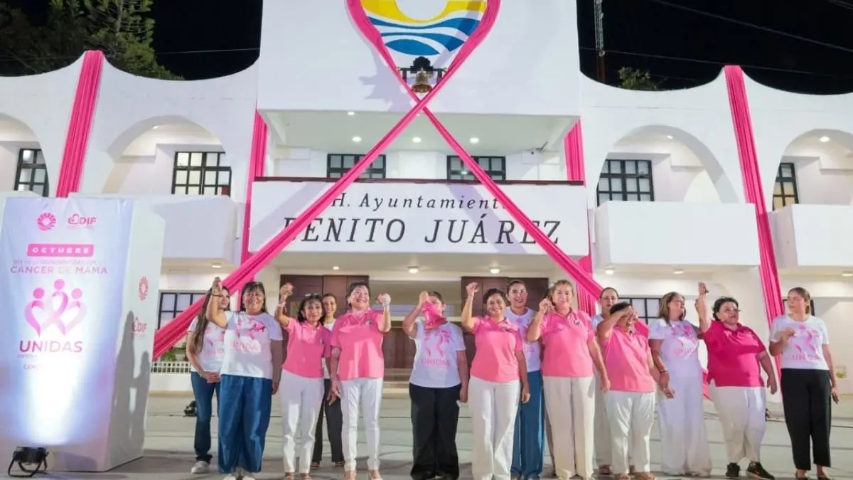 Colocacion del moño rosa conmemorativo para promover la deteccion del cancer de mama