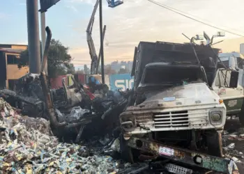 Trailer choca contra bloqueo de transportistas en la Mexico-Toluca y se incendia