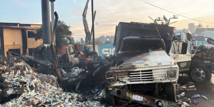Trailer choca contra bloqueo de transportistas en la Mexico-Toluca y se incendia
