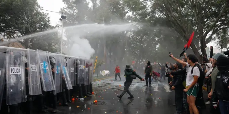 Protesta por agua limpia en Guadalajara termina con 39 detenidos y policias lesionados